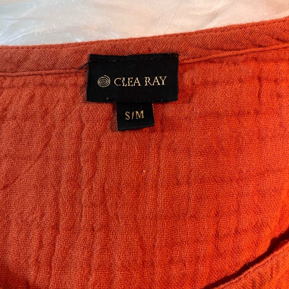 Cotton gauze spa natural 3/4 sleeve top with pockets.